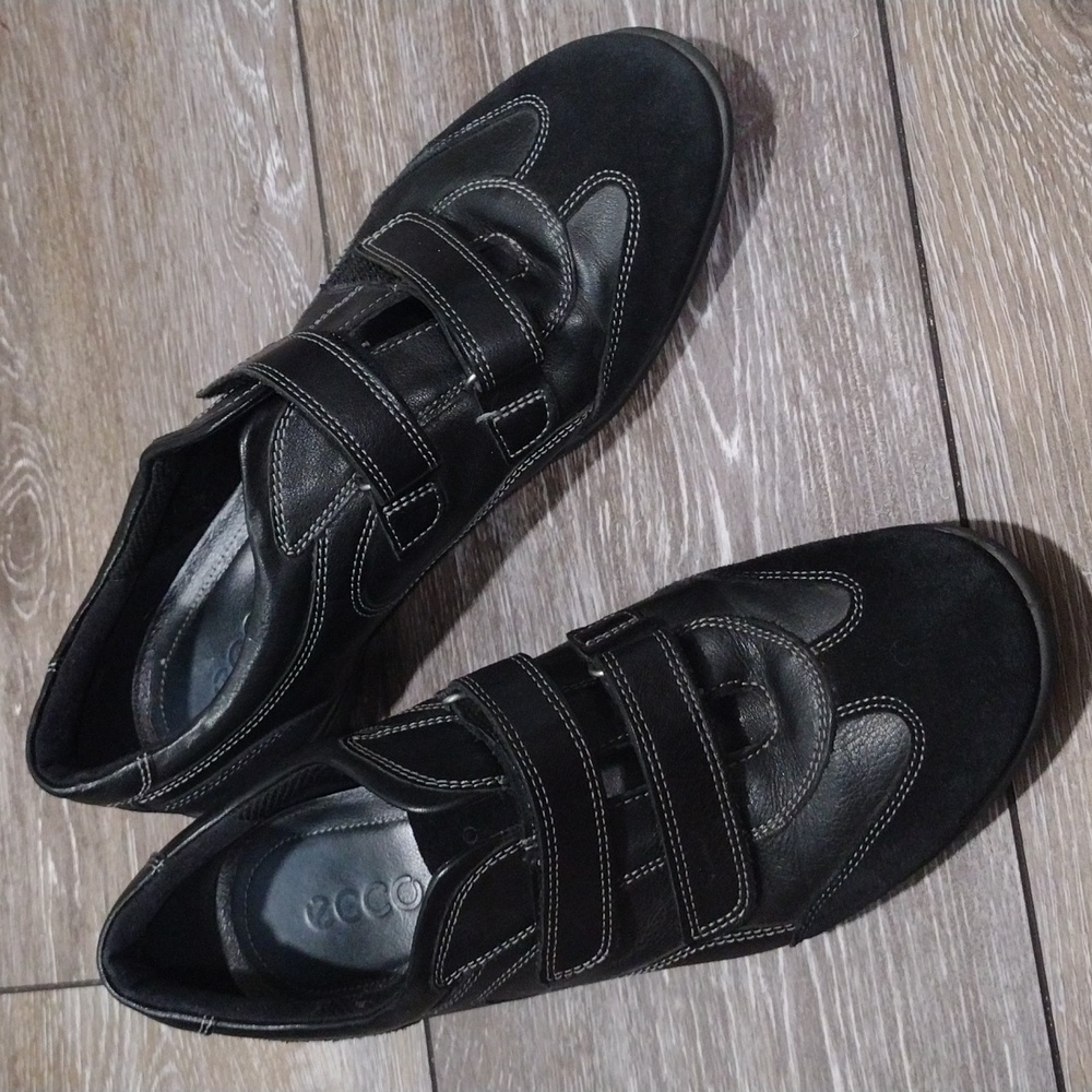 Ecco black leather mens sneakers. Size 9.5